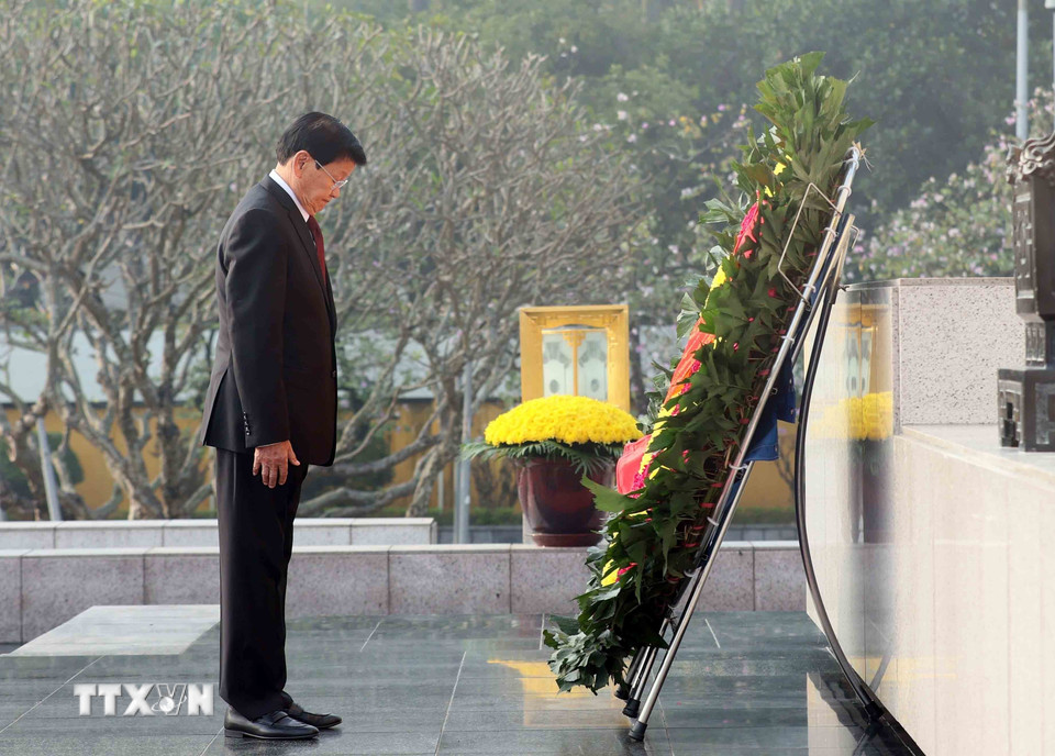 Tổng Bí thư, Chủ tịch nước Lào Thongloun Sisoulith tưởng niệm các Anh hùng liệt sỹ tại Đài tưởng niệm Bắc Sơn. (Ảnh: An Đăng/TTXVN)