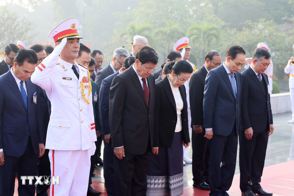 Tổng Bí thư, Chủ tịch nước Lào Thongloun Sisoulith và Phu nhân cùng Đoàn đại biểu cấp cao Đảng, Nhà nước Lào đến đặt vòng hoa tưởng niệm các Anh hùng liệt sỹ tại Đài tưởng niệm Bắc Sơn. (Ảnh: An Đăng/TTXVN)