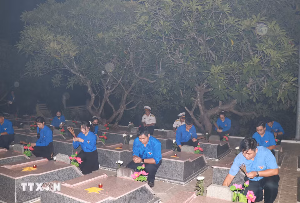 Đoàn viên, thanh niên dâng hương tưởng nhớ các Anh hùng liệt sĩ đã anh dũng hy sinh cho Tổ quốc. (Ảnh: Phan Sáu/TTXVN)