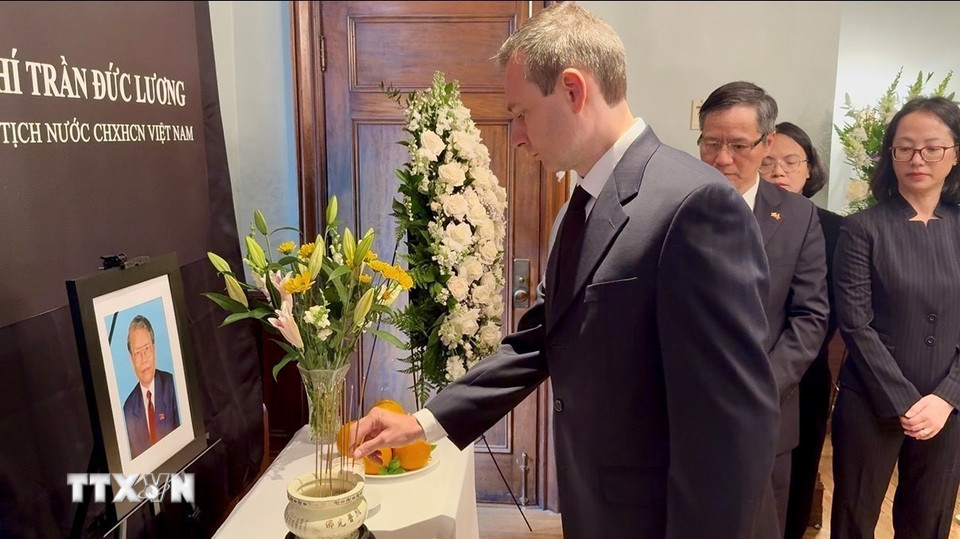 Các đoàn khánh quốc tế đến viếng nguyên Chủ tịch nước Trần Đức Lương. (Ảnh: Thanh Hải/TTXVN)