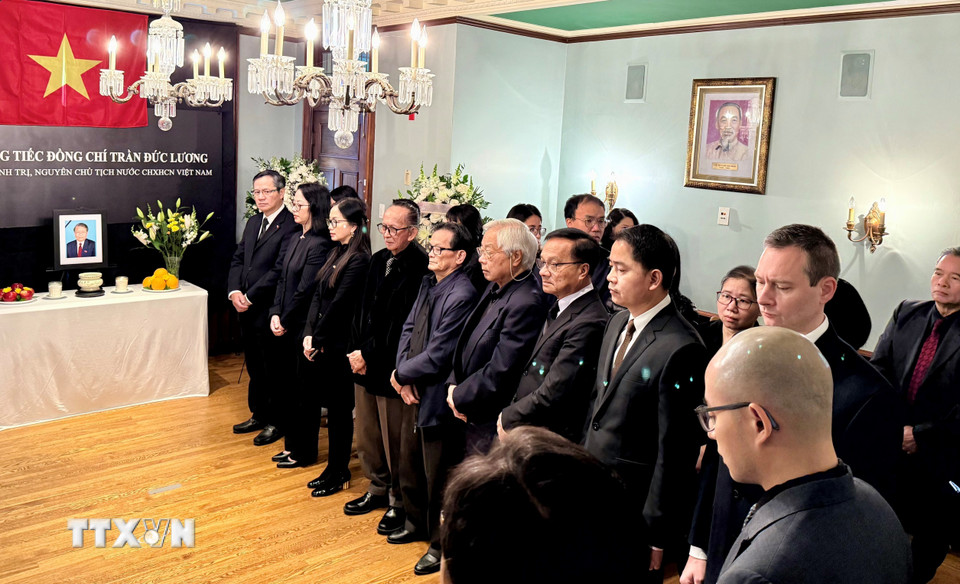 Cán bộ, công nhân viên các cơ quan đại diện Việt Nam tại Canada cùng kiều bào và khách quốc tế tham dự lễ viếng. (Ảnh: Thanh Hải/TTXVN)