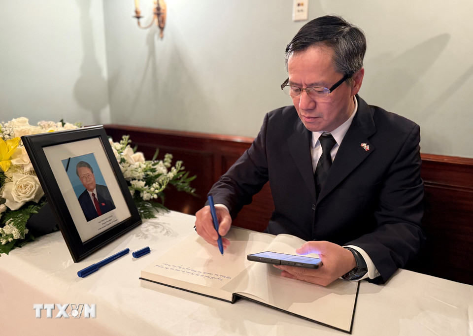 Đại sứ Việt Nam tại Canada Phạm Vinh Quang ghi sổ tang. (Ảnh: Thanh Hải/TTXVN)