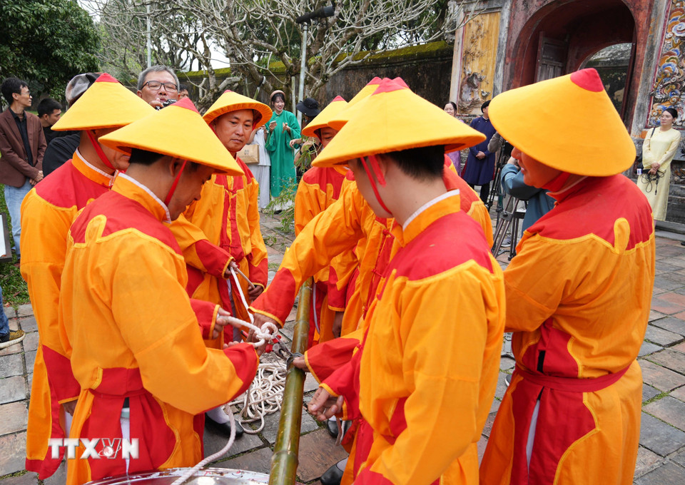 Chuẩn bị dựng cây nêu ở khu vực sân Hiển Lâm Các, Đại Nội Huế. (Ảnh: Nguyên Lý/TTXVN)