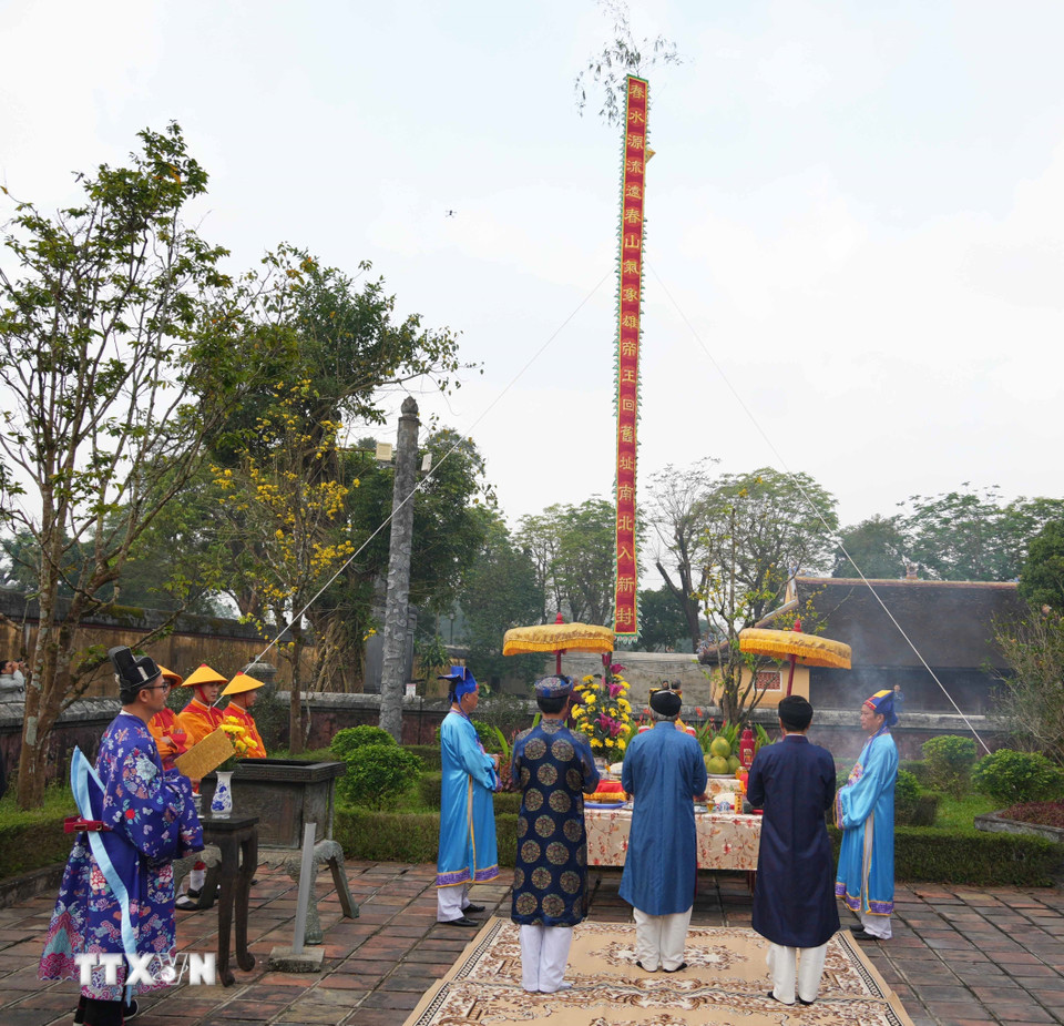 Ngoài dựng ở khu vực sân Hiển Lâm Các, cây nêu còn được dựng ở Triệu Miếu, Đại Nội Huế. (Ảnh: Nguyên Lý/TTXVN)