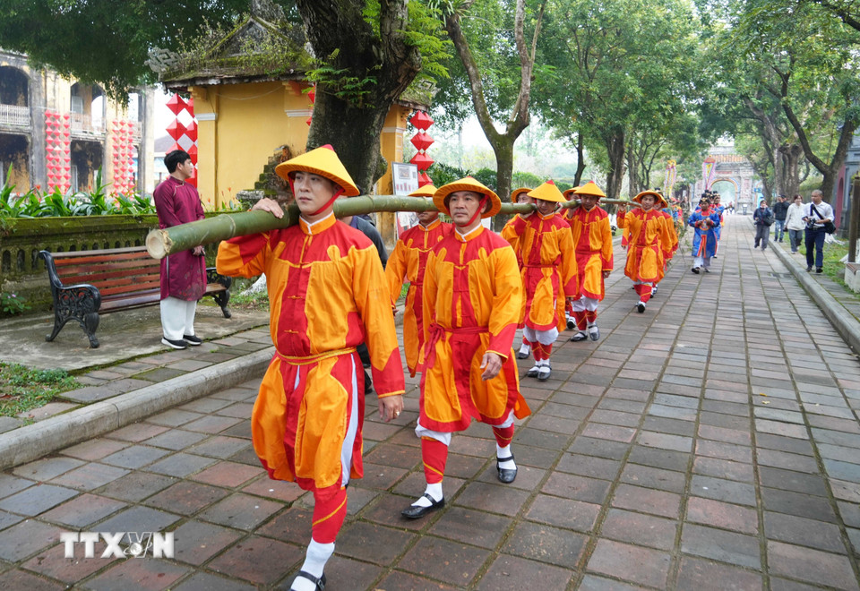 Đoàn rước cây nêu từ cửa Hiển Nhơn đến Hiển Lâm Các, Đại Nội Huế. (Ảnh: Nguyên Lý/TTXVN)