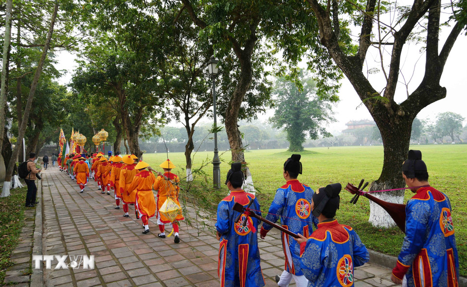 Đoàn rước cây nêu từ cửa Hiển Nhơn đến Hiển Lâm Các, Đại Nội Huế. (Ảnh: Nguyên Lý/TTXVN)