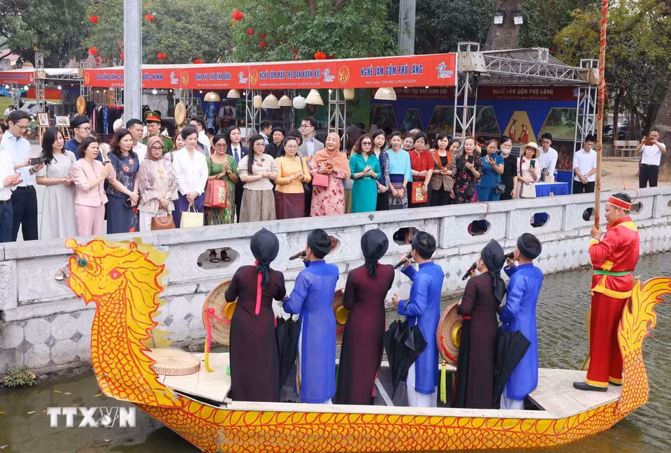 Bà Lê Thị Bích Trân, Phu nhân Thủ tướng Chính phủ Phạm Minh Chính và nhóm Phụ nữ cộng đồng ASEAN tại Hà Nội thưởng thức màn biểu diễn hát Quan họ của các liền anh, liền chị tỉnh Bắc Ninh. (Ảnh: Phạm Kiên/TTXVN)