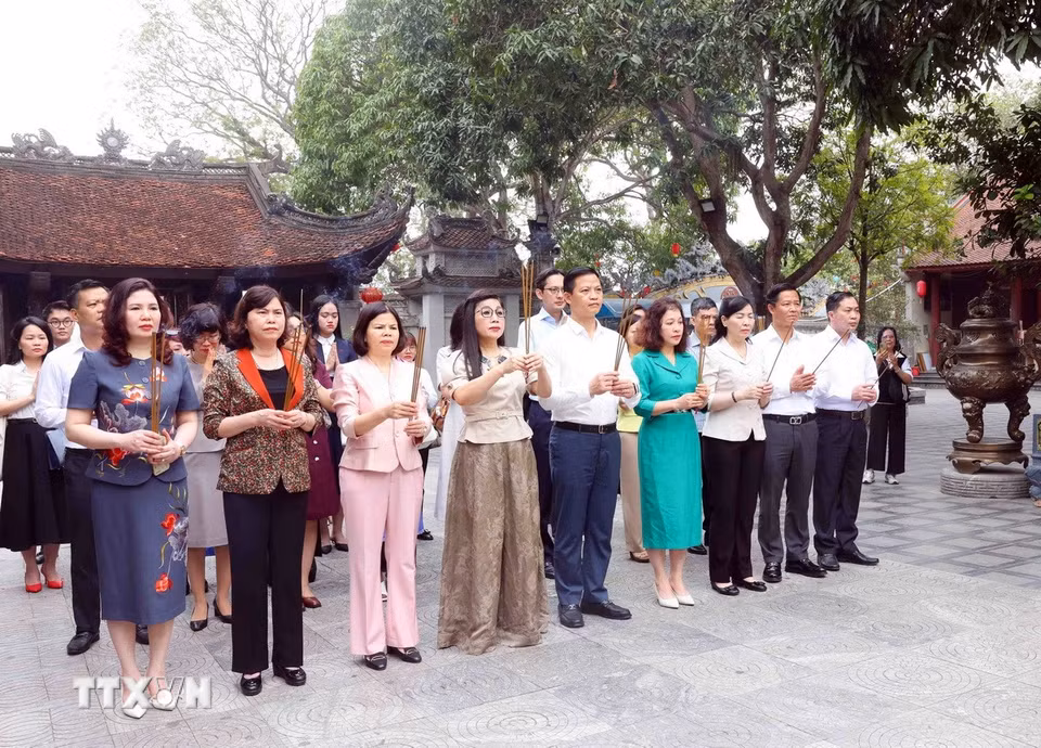 Bà Lê Thị Bích Trân, Phu nhân Thủ tướng Phạm Minh Chính và các đại biểu dâng hương tại Đền Đô, Từ Sơn, Bắc Ninh. (Ảnh: Phạm Kiên/TTXVN)
