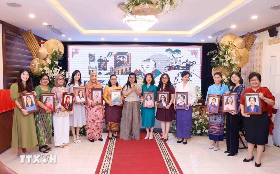 Bà Lê Thị Bích Trân, Phu nhân Thủ tướng Chính phủ Phạm Minh Chính tặng quà lưu niệm Ban Chấp hành nhóm Phụ nữ cộng đồng ASEAN tại Hà Nội. (Ảnh: Phạm Kiên/TTXVN)