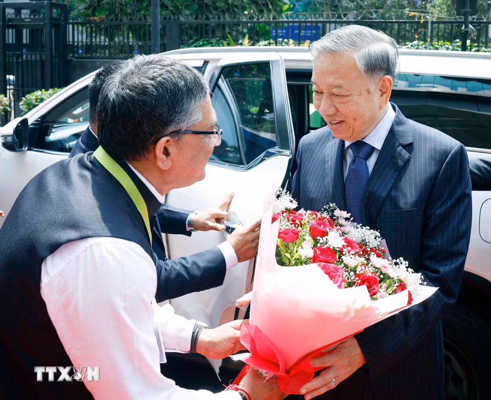Lãnh đạo Sàn Giao dịch Chứng khoán Quốc gia Ấn Độ (NSE) đón Tổng Bí thư, Chủ tịch nước Tô Lâm đến thăm NSE. (Ảnh: Thống Nhất/TTXVN)
