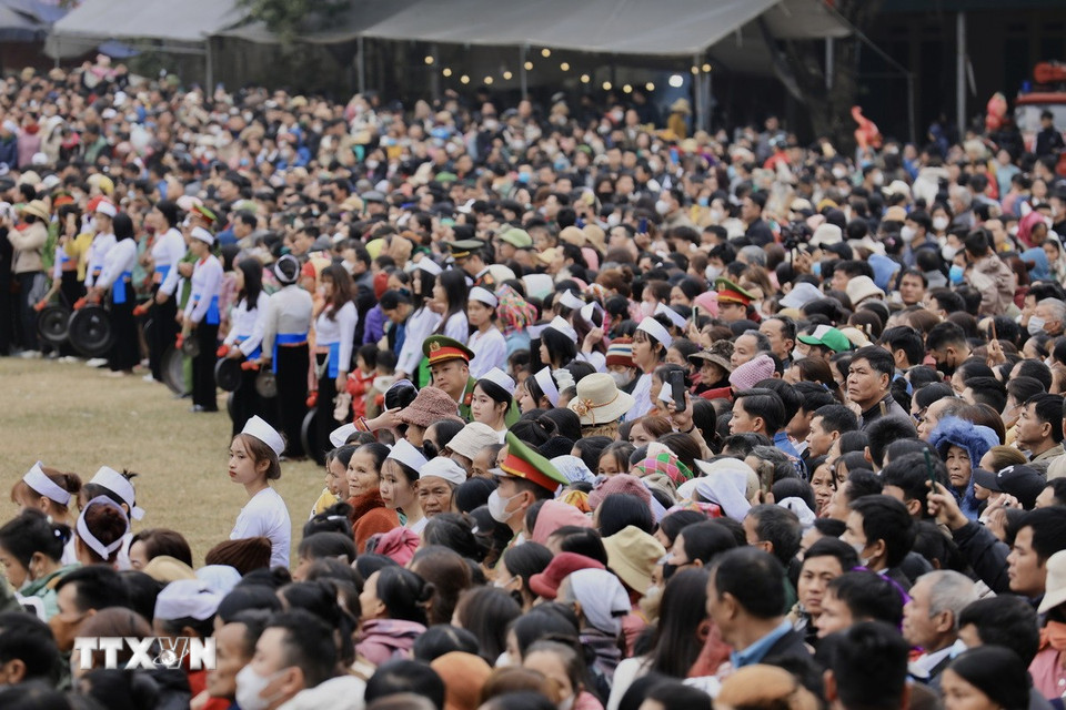Rất đông người dân trong và ngoài tỉnh Hoà Bình tham dự lễ hội Khai Hạ. (Ảnh: Trọng Đạt/TTXVN)