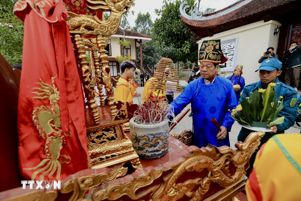Thầy mo làm lễ trước khi rước kiệu ra không gian tổ chức lễ hội. (Ảnh: Trọng Đạt/TTXVN)