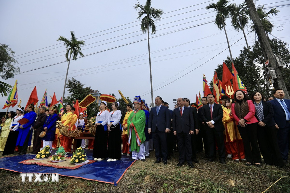 Nghi thức làm lễ xuống đồng tại Lễ hội Khai hạ 2025. (Ảnh: Trọng Đạt/TTXVN)