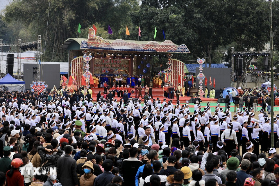 Rất đông người dân trong và ngoài tỉnh Hòa Bình tham dự lễ hội Khai Hạ. (Ảnh: Trọng Đạt/TTXVN)