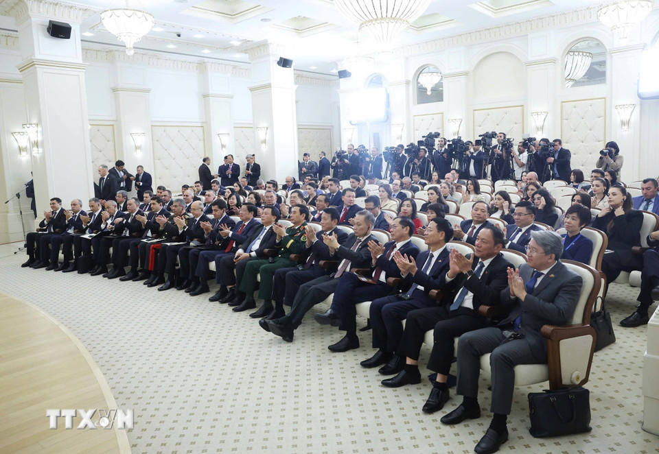 Đại biểu hai nước tham dự cuộc họp báo. (Ảnh: Thống Nhất/TTXVN)