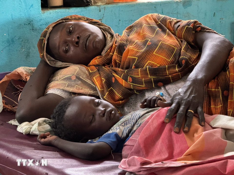 Châu Phi đang phải hứng chịu đợt bùng phát dịch tả tồi tệ nhất trong 25 năm qua do hệ thống cấp nước yếu kém và xung đột vũ trang gia tăng. Dữ liệu của Trung tâm Kiểm soát và Phòng ngừa Dịch bệnh (CDC) châu Phi công bố ngày 13/11/2025 cho thấy, từ đầu năm đến nay châu lục đã ghi nhận khoảng 300.000 ca mắc và nghi mắc bệnh tả, tăng hơn 30% so với cùng kỳ năm ngoái, hơn 7.000 ca tử vong. Ảnh: Bệnh nhân mắc tả được điều trị tại trung tâm y tế ở Kosti, Sudan. (Ảnh: THX/TTXVN)