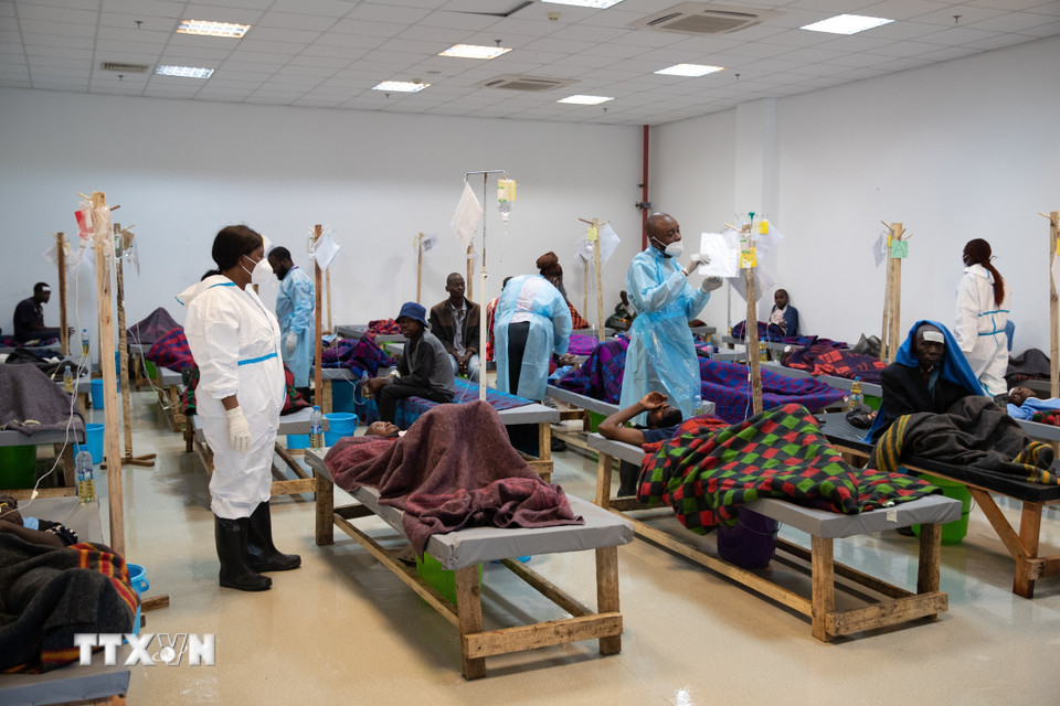 Điều trị cho bệnh nhân mắc tả tại trung tâm y tế ở Lusaka, Zambia. (Ảnh: THX/TTXVN)