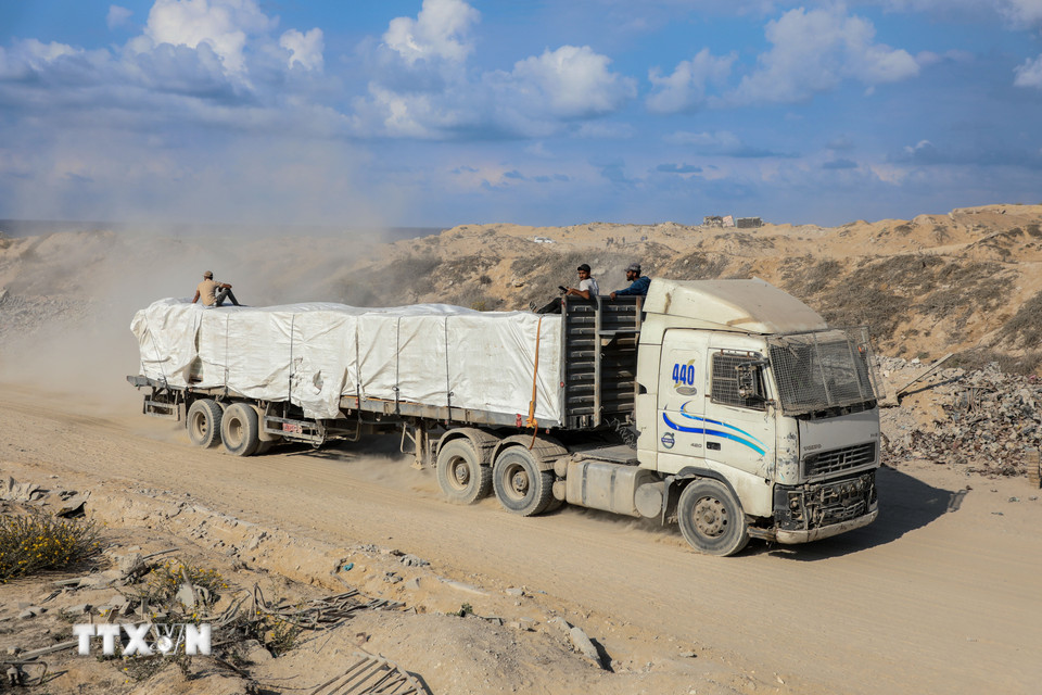 Xe tải chở hàng viện trợ qua cửa khẩu Zikim vào Gaza. (Ảnh: THX/TTXVN)\