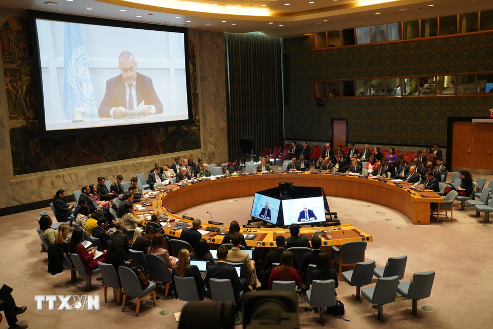 Ngày 13/11/2025, Mỹ đã lưu hành một dự thảo nghị quyết sửa đổi của Hội đồng Bảo an Liên hợp quốc, trong đó cho phép thành lập một chính quyền chuyển tiếp tại Dải Gaza có nhiệm kỳ 2 năm và một lực lượng quốc tế để giám sát an ninh cũng như đảm bảo vấn đề phi quân sự hóa tại dải đất ven Địa Trung Hải này. Nga cũng đang lưu hành một dự thảo nghị quyết riêng, được truyền cảm hứng từ đề xuất của Mỹ nhưng có thêm cách tiếp cận “cân bằng và thống nhất” nhằm hướng đến ngừng bắn bền vững tại Gaza. Ảnh: Toàn cảnh phiên họp của Hội đồng Bảo an Liên hợp quốc về Gaza. (Ảnh: THX/TTXVN)