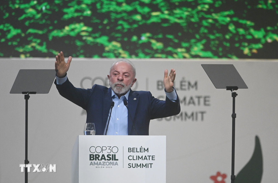 Ngày 10/11/2025, Hội nghị lần thứ 30 Các bên tham gia Công ước khung của Liên hợp quốc về biến đổi khí hậu (COP30) đã khai mạc tại thành phố Belém, bang Pará (Brazil), được kỳ vọng sẽ mở ra giai đoạn hành động quyết liệt hơn trong bảo vệ khí hậu thế giới nhằm hướng tới một tương lai công bằng và bền vững. Một trong những trọng tâm của COP30 là lời kêu gọi tăng gấp 3 lần nguồn tài chính khí hậu toàn cầu, từ 300 tỷ USD/năm hiện nay lên 1.300 tỷ USD vào năm 2035. Ảnh: Tổng thống Brazil Luiz Inacio Lula da Silva phát biểu tại phiên khai mạc hội nghị. (Ảnh: THX/TTXVN)