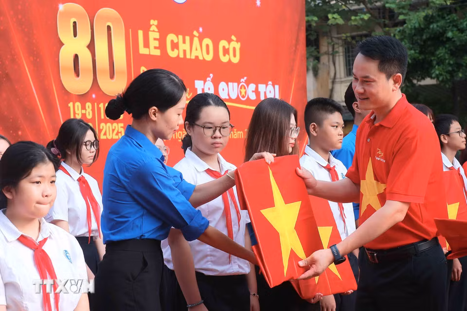 Trao tặng 800 cờ Tổ quốc, ảnh chân dung Chủ tịch Hồ Chí Minh cho Hội Liên hiệp thanh niên Việt Nam thành phố Hà Nội. (Ảnh: An Đăng/TTXVN)