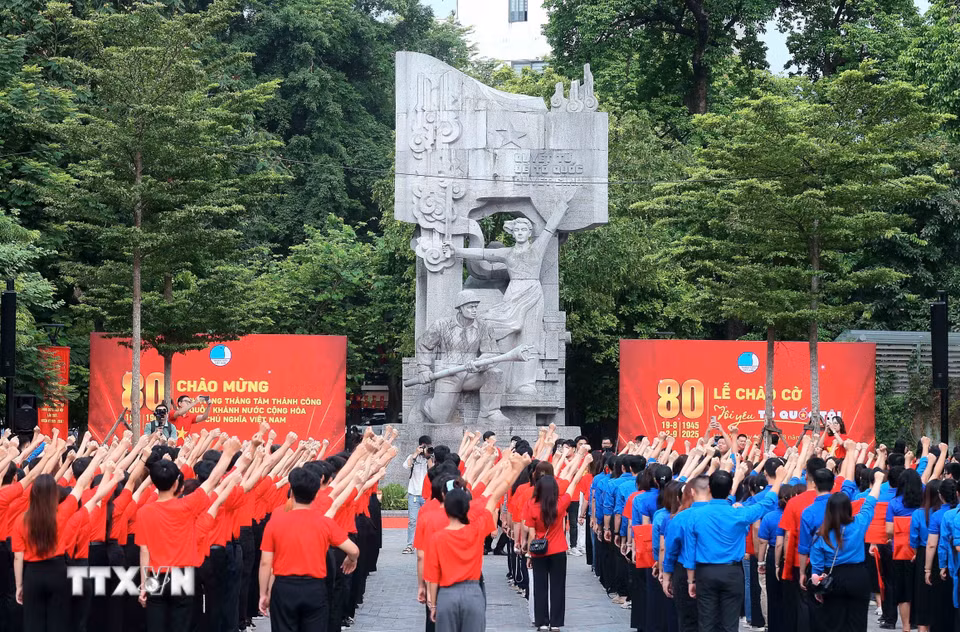 Hội viên thanh niên, đoàn viên hô vang khẩu hiệu "Vì Tổ quốc Việt Nam giàu mạnh văn minh". (Ảnh: An Đăng/TTXVN)