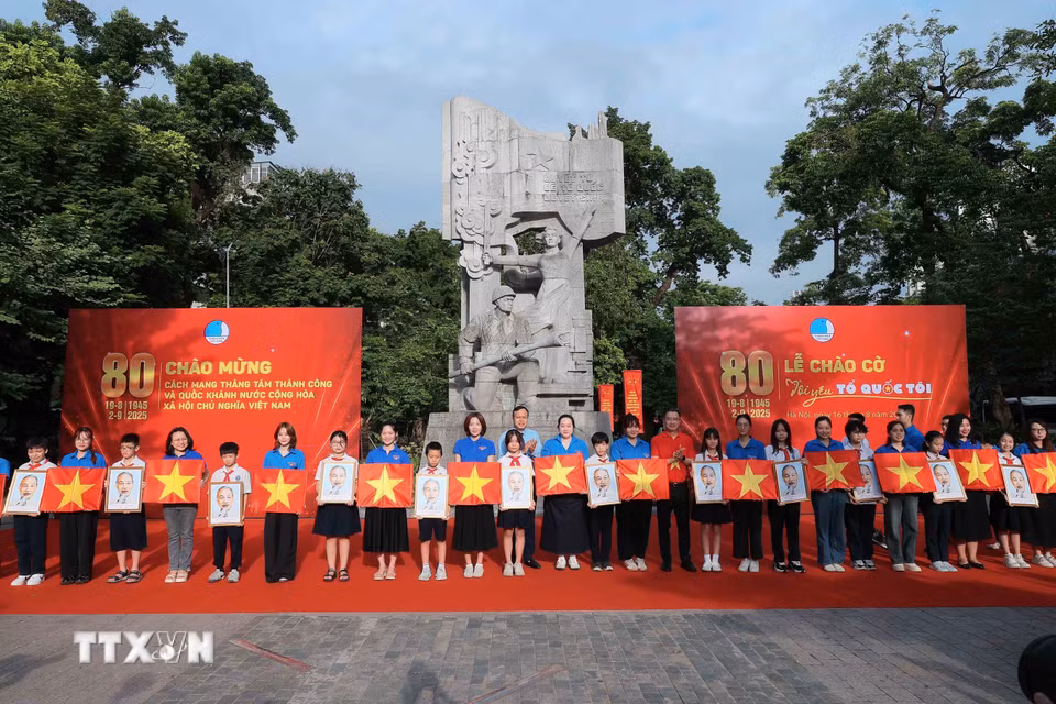 Trao tặng 800 cờ Tổ quốc, ảnh chân dung Chủ tịch Hồ Chí Minh cho Hội Liên hiệp Thanh niên Việt Nam thành phố Hà Nội. (Ảnh: An Đăng/TTXVN)