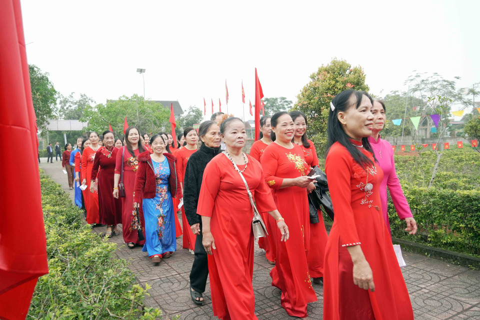 Cử tri tại đơn vị bầu cử số 3, khu vực bỏ phiếu số 9, thôn Châu Tùng (xã Đức Thọ) phấn khởi tham gia ngày hội của non sông. (Ảnh: Hữu Quyết/TTXVN)