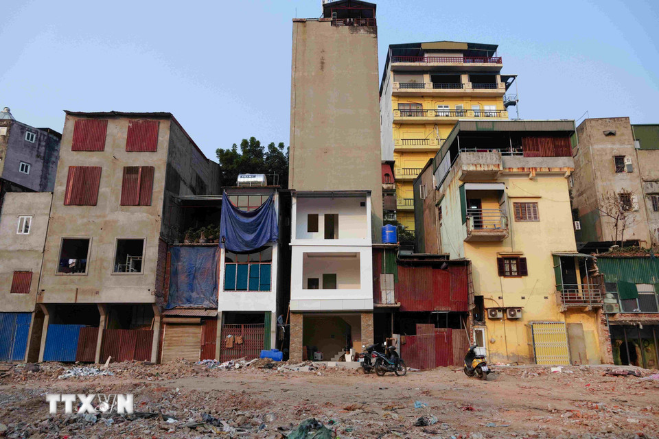 Những ngôi nhà trên phố Đê La Thành đang được người dân hối hả sửa sang mở mặt tiền mới. (Ảnh: Vũ Quang/TTXVN)