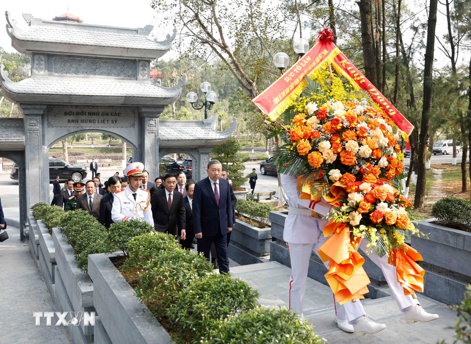 Tổng Bí thư Tô Lâm và đoàn công tác Trung ương dâng hoa, dâng hương tại Nhà bia tưởng niệm các Liệt sỹ Thanh niên xung phong toàn quốc. (Ảnh: Thống Nhất/TTXVN)