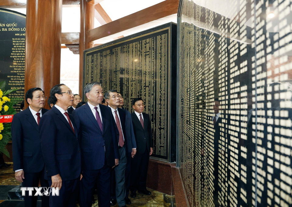 Tổng Bí thư Tô Lâm và đoàn công tác Trung ương dâng hoa, dâng hương tại Nhà bia tưởng niệm các Liệt sỹ Thanh niên xung phong toàn quốc. (Ảnh: Thống Nhất/TTXVN)