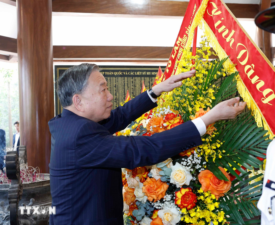 Tổng Bí thư Tô Lâm và đoàn công tác Trung ương dâng hoa, dâng hương tại Nhà bia tưởng niệm các Liệt sỹ Thanh niên xung phong toàn quốc. (Ảnh: Thống Nhất/TTXVN)