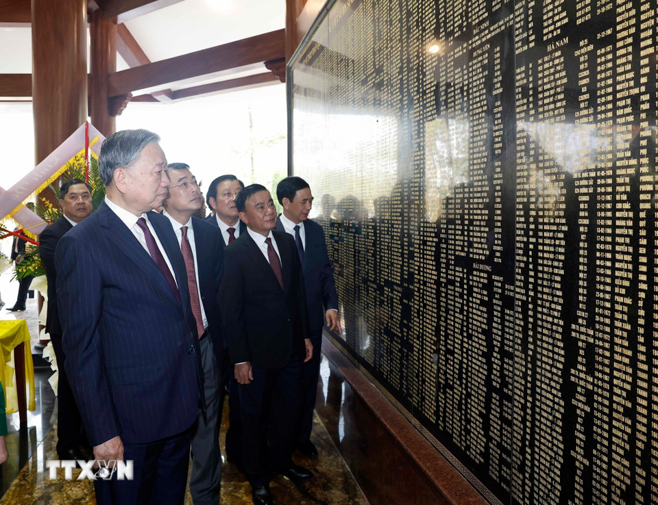 Tổng Bí thư Tô Lâm và đoàn công tác Trung ương dâng hoa, dâng hương tại Nhà bia tưởng niệm các Liệt sỹ Thanh niên xung phong toàn quốc. (Ảnh: Thống Nhất/TTXVN)