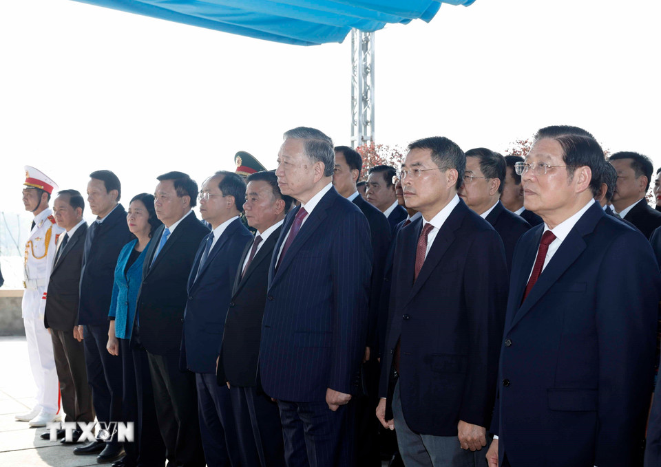 Tổng Bí thư Tô Lâm và đoàn công tác Trung ương dâng hoa, dâng hương tưởng niệm Tổng Bí thư Trần Phú tại Hà Tĩnh. (Ảnh: Thống Nhất/TTXVN)
