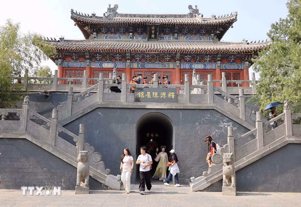 Nhiều bạn trẻ đến tham quan, tìm hiểu về ngôi chùa có lịch sử lâu đời nhất Trung Quốc này. (Ảnh: Công Tuyên/TTXVN)