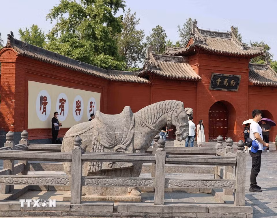 Cái tên Bạch Mã được cho là để chỉ việc các kinh Phật mà 2 nhà sư mang đến Trung Quốc được chở trên lưng một con ngựa trắng. (Ảnh: Công Tuyên/TTXVN)