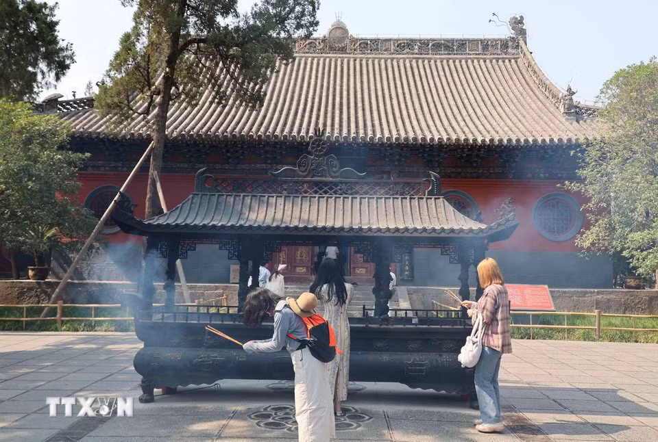 Không chỉ là địa điểm tham quan thu hút khách du lịch tại thành phố Lạc Dương, Bạch Mã tự còn là nơi được nhiều người dân địa phương đến thắp hương, cầu sức khỏe, bình an… (Ảnh: Công Tuyên/TTXVN)