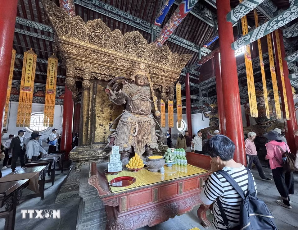 Không chỉ là địa điểm tham quan thu hút khách du lịch tại thành phố Lạc Dương, Bạch Mã tự còn là nơi được nhiều người dân địa phương đến thắp hương, cầu sức khỏe, bình an… (Ảnh: Công Tuyên/TTXVN)