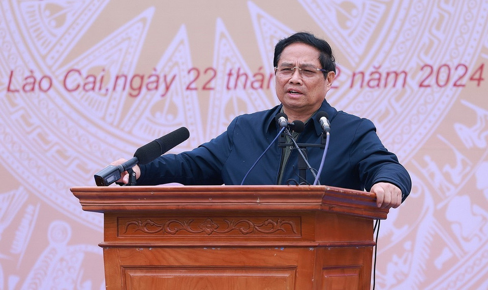 Thủ tướng Phạm Minh Chính phát biểu tại lễ khánh thành dự án tái thiết thôn Làng Nủ; thôn Nậm Tông và thôn Kho Vàng. (Ảnh: Dương Giang/TTXVN)