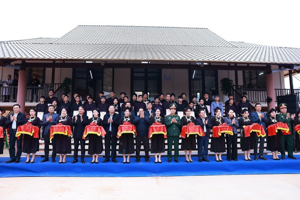 Thủ tướng Phạm Minh Chính và các đại biểu cắt băng khánh thành dự án tái thiết thôn Làng Nủ; thôn Nậm Tông và thôn Kho Vàng. (Ảnh: Dương Giang/TTXVN)