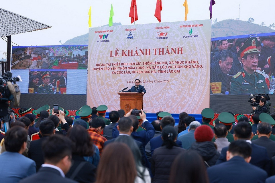 Thủ tướng Phạm Minh Chính phát biểu tại lễ khánh thành dự án tái thiết thôn Làng Nủ; thôn Nậm Tông và thôn Kho Vàng. (Ảnh: Dương Giang/TTXVN)