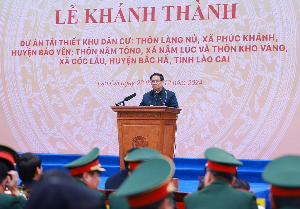 Thủ tướng Phạm Minh Chính phát biểu tại lễ khánh thành dự án tái thiết thôn Làng Nủ; thôn Nậm Tông và thôn Kho Vàng. (Ảnh: Dương Giang/TTXVN)