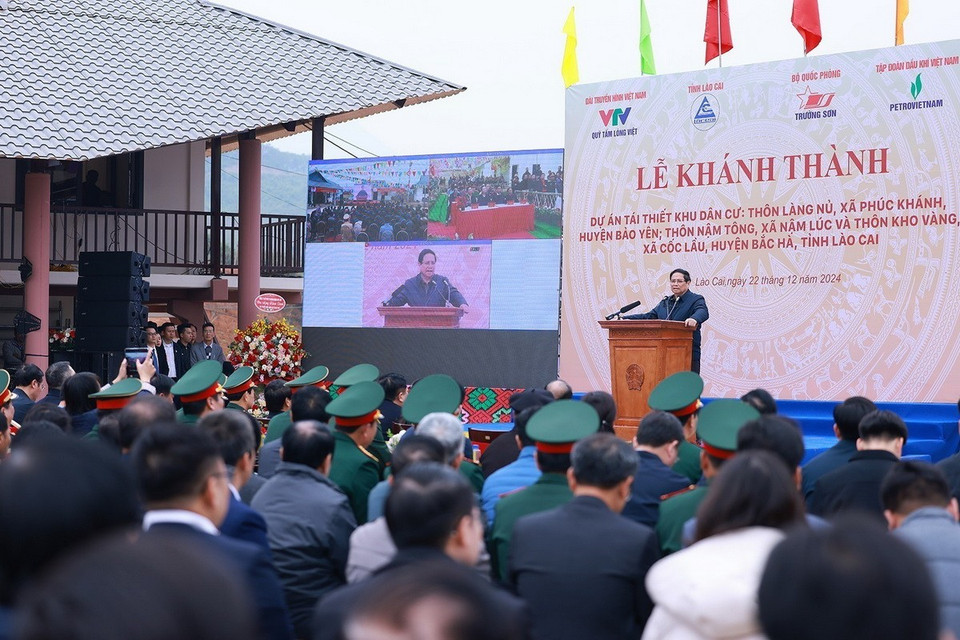 Thủ tướng Phạm Minh Chính phát biểu tại lễ khánh thành dự án tái thiết thôn Làng Nủ; thôn Nậm Tông và thôn Kho Vàng. (Ảnh: Dương Giang/TTXVN)