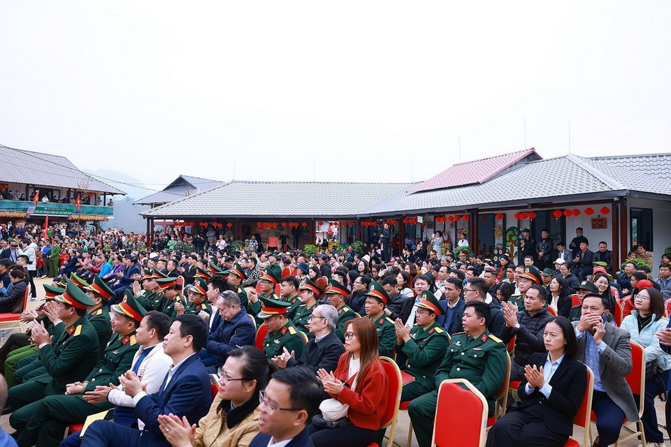 Các đại biểu và nhân dân dự lễ khánh thành dự án tái thiết thôn Làng Nủ; thôn Nậm Tông và thôn Kho Vàng. (Ảnh: Dương Giang/TTXVN)