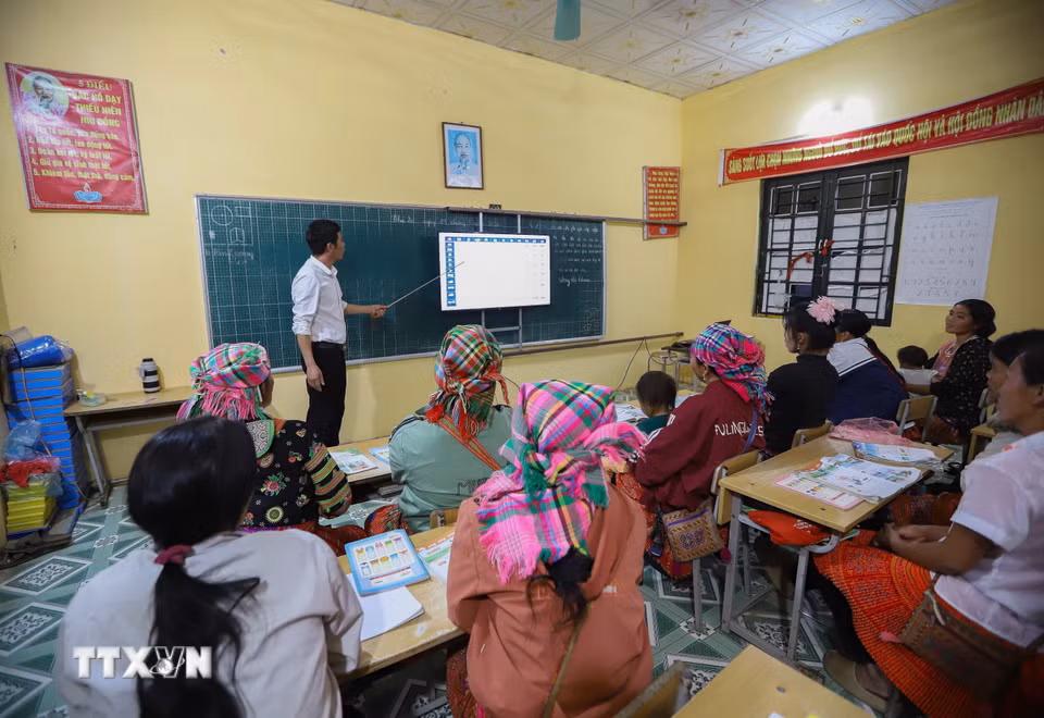 Lớp học trở nên đặc biệt khi trong lớp có học viên đã lên chức bà, có người địu con trên lưng đến lớp. (Ảnh: Trọng Đạt/TTXVN)