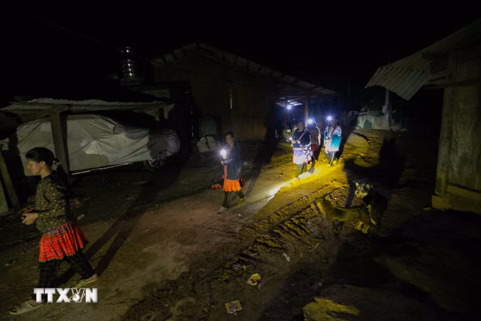 Mỗi người một chiếc đèn họ hướng về lớp học đi tìm con chữ trên bản Làng Sáng. (Ảnh: Trọng Đạt/TTXVN)