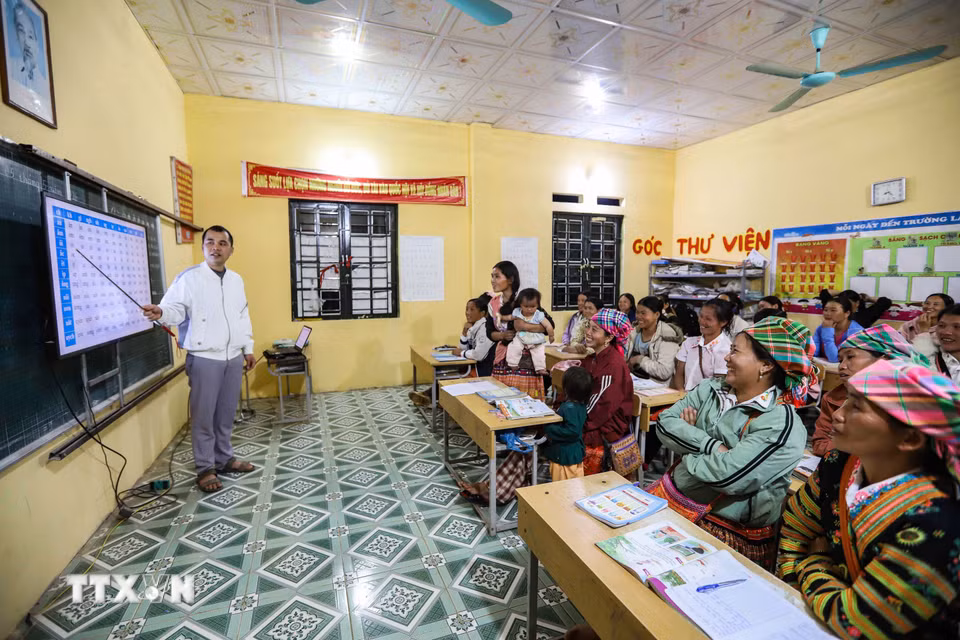 Trong căn phòng học nhỏ tại điểm trường bản Làng Sáng, 29 học viên là phụ nữ dân tộc Mông trong bản đang chăm chú nghe thầy dạy chữ. (Ảnh: Trọng Đạt/TTXVN)
