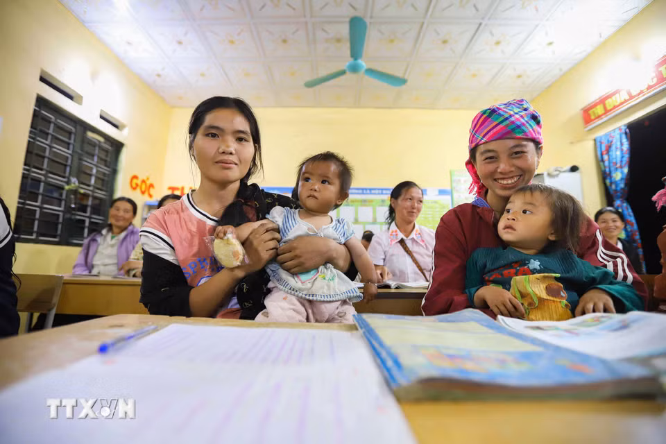 Chị Sồng Thị Khua và chị Hạng Thị Cha cùng đưa con theo lên lớp học. (Ảnh: Trọng Đạt/TTXVN)