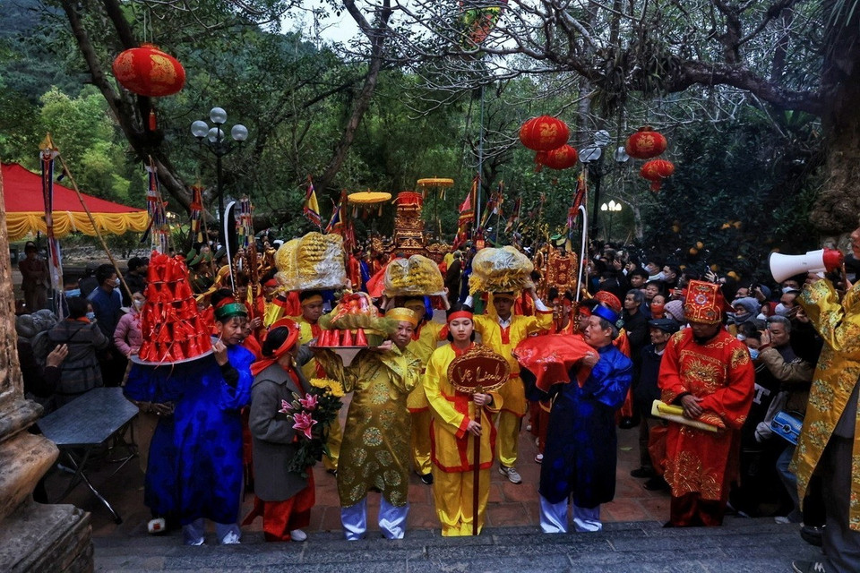 Các thôn lần lượt vào dâng lễ phẩm. (Ảnh: Tuấn Anh/TTXVN)