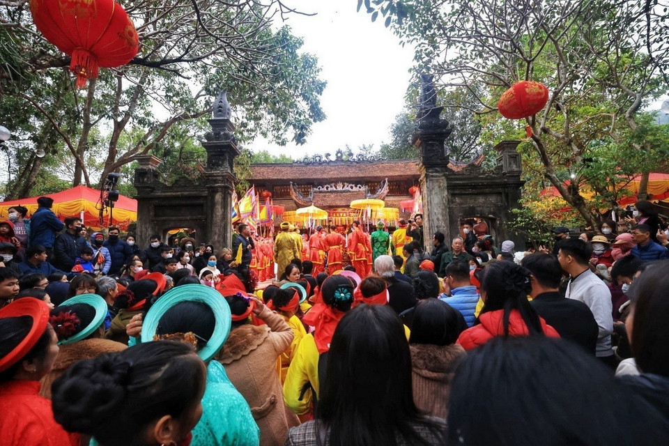 Đông đảo người dân đến dự lễ hội. (Ảnh: Tuấn Anh/TTXVN)